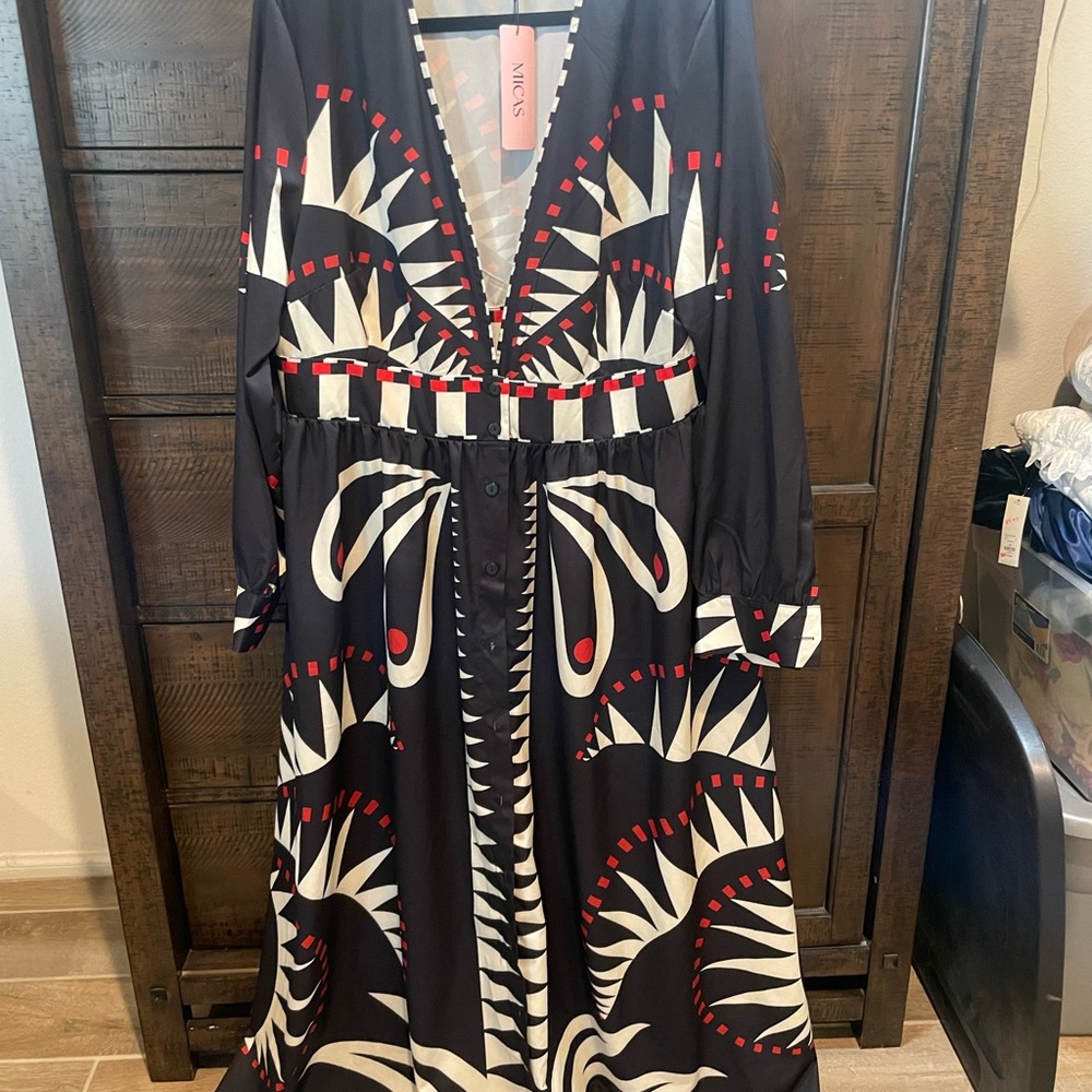 NWT—-Micas Chic Black and White Long Sleeve Dress Cover lay